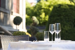 Menyajikan masakan internasional