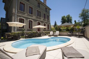 Piscina externa sazonal, guarda-sóis, espreguiçadeiras