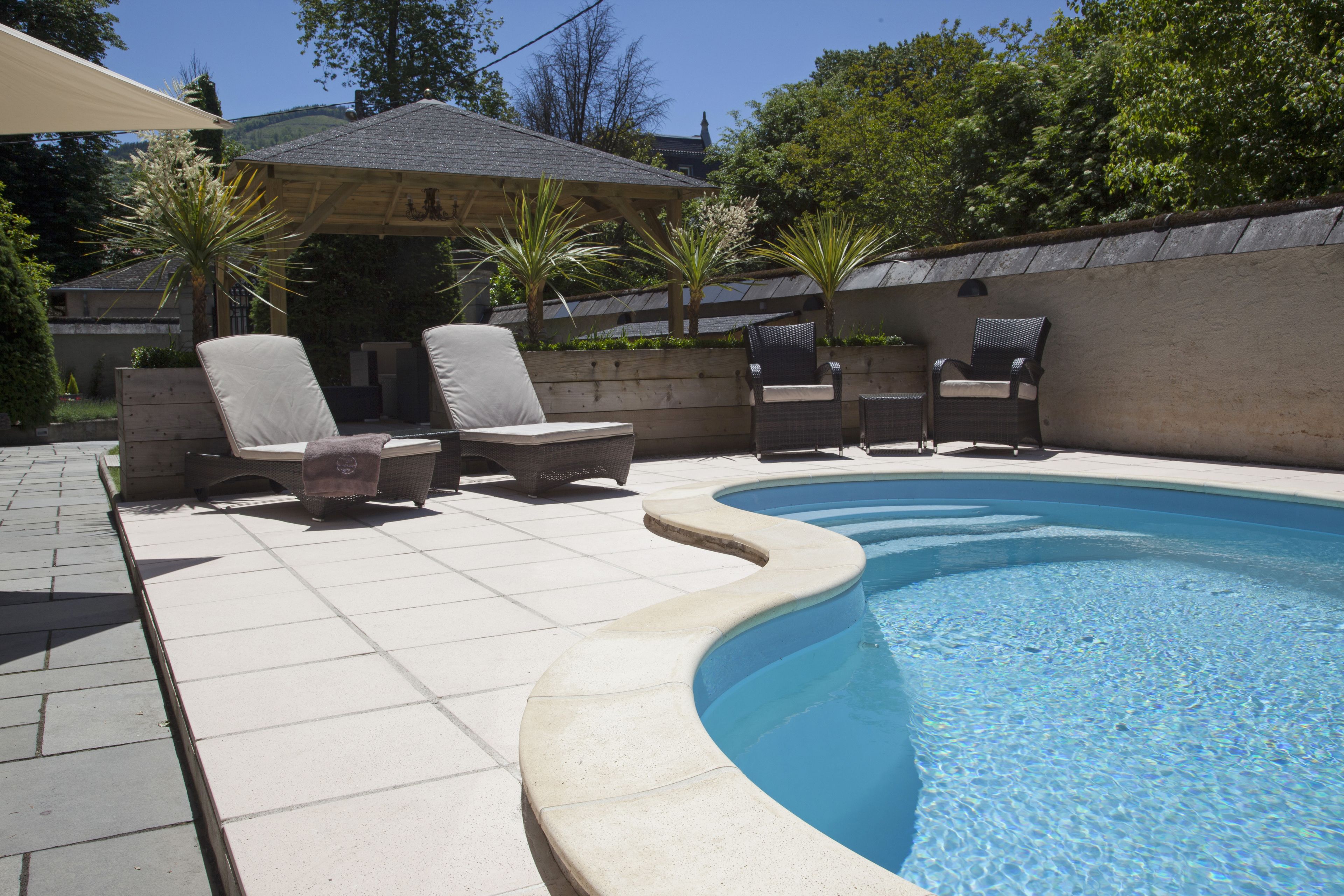 Hồ bơi ngoài trời phục vụ theo mùa, dù/ô trên bãi biển/hồ bơi 