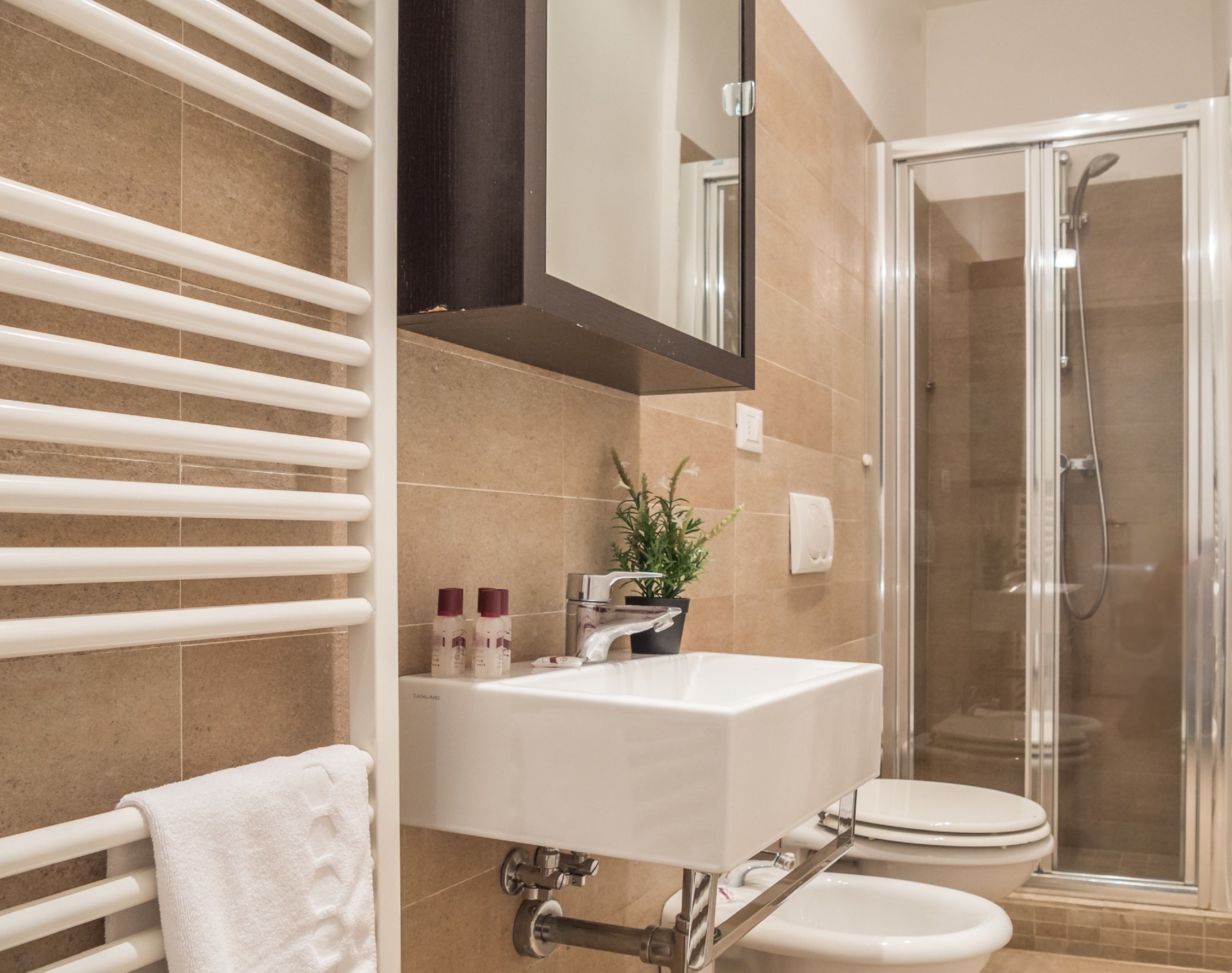 Douche, articles de toilette gratuits, sèche-cheveux, bidet