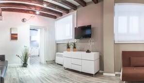 Standard-Apartment, 2 Schlafzimmer (Apt 5) (check-in online)) | Wohnbereich | 32-Zoll-Flachbildfernseher mit Digitalempfang, Fernseher