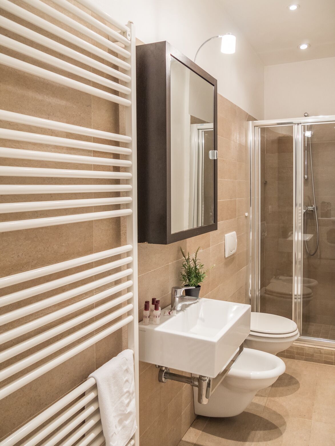 Standard-huoneisto | Kylpyhuone | Suihku, ilmaiset hygieniatuotteet, hiustenkuivaaja, bidee