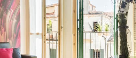 Appartement Standard, 2 chambres (Apt 3) (check-in online)) | Coin séjour | Télévision à écran plat de 32 pouces avec chaînes numériques, télévision