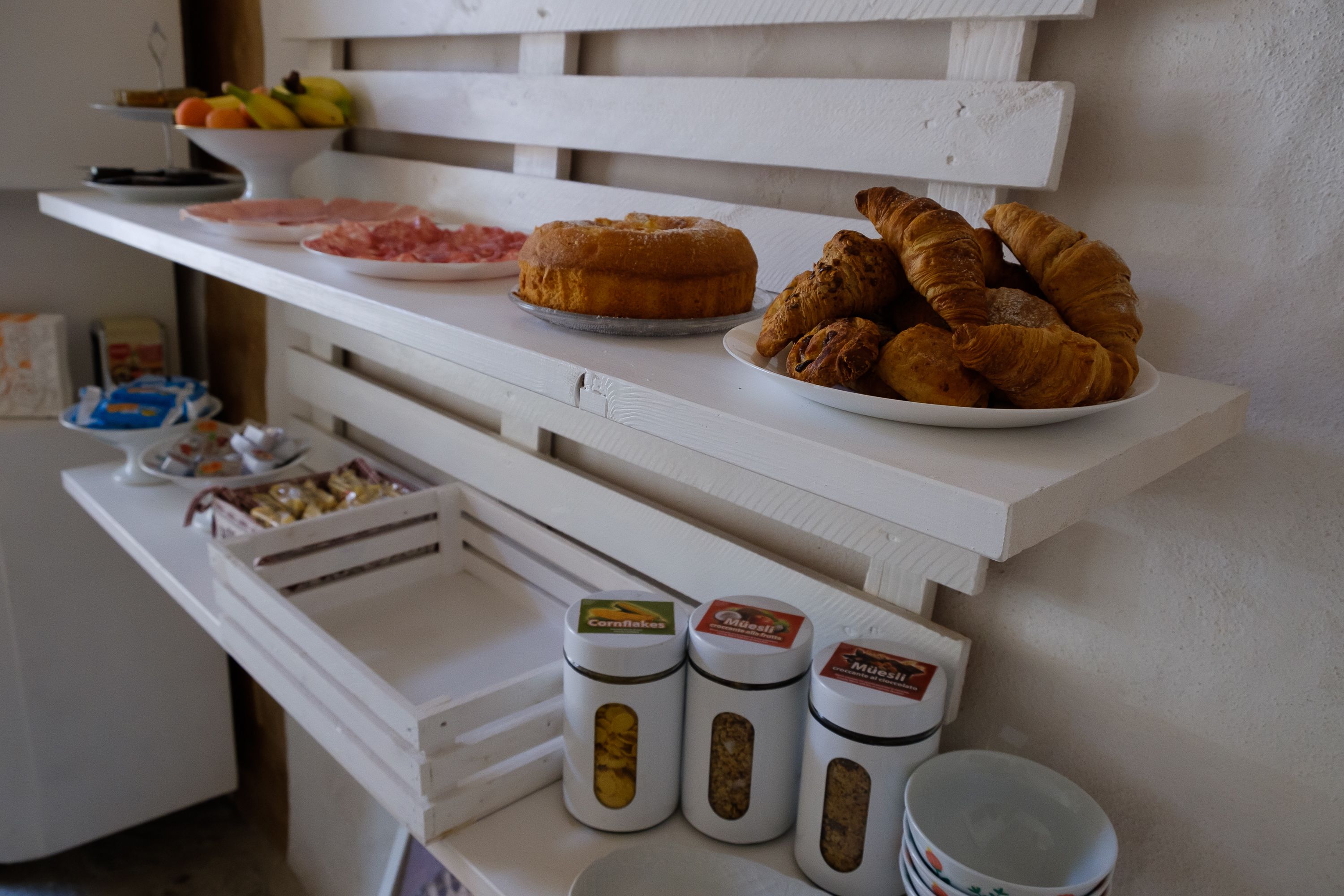 Un bufé de desayuno con diversas opciones de comida y salsas.