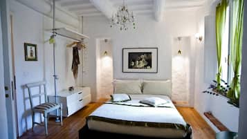 1 Schlafzimmer, individuell eingerichtet, Schreibtisch
