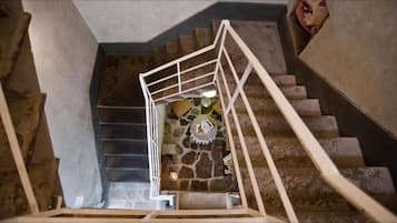 Un escalier avec des marches en pierre et une rampe blanche.