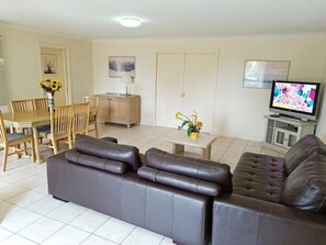 Lägenhet Deluxe - 3 sovrum | Mörkläggningsgardiner, strykjärn/strykbräda, gratis wi-fi och sängkläder