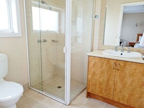 Executive Room | Bilik Mandi | Pancuran mandi, kelengkapan dandanan diri percuma, pengering rambut 