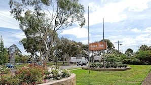 A motel sign with a garden in the foreground. - Glen Inn (Glen Waverley)