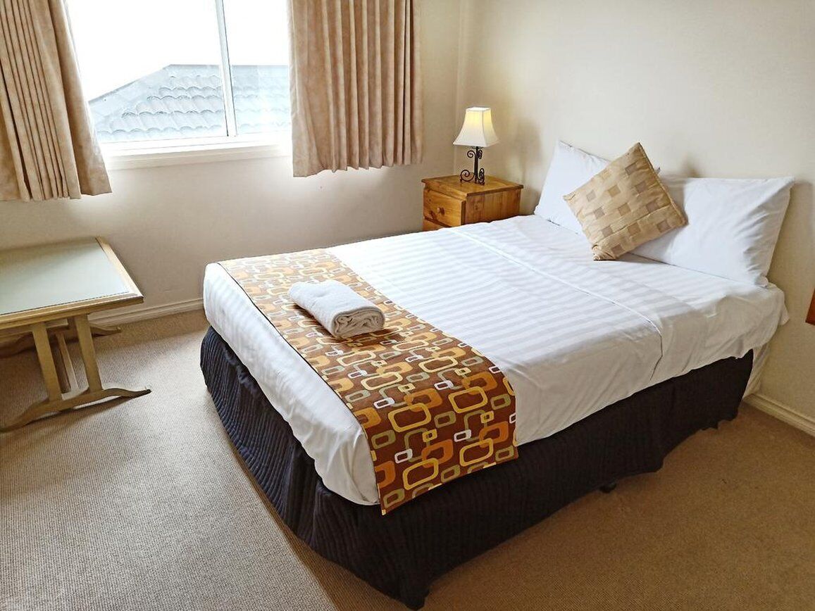 Leilighet – deluxe, 3 soverom | Blendingsgardiner, strykejern/-brett, wi-fi (inkludert) og sengetøy