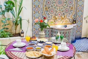 Desayuno con opciones de la cocina local incluido todos los días 