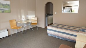 Zimmersafe, Schreibtisch, schallisolierte Zimmer, Bügeleisen/Bügelbrett
