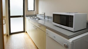 Wasserkocher mit Kaffee-/Teezubehör, Kühlschrank, Mikrowelle