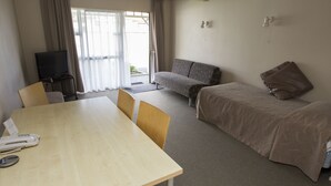 Familienapartment | Wohnbereich | 50-Zoll-Smart-TV mit Satellitenempfang, Fernseher