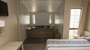 Apartment, 1 Schlafzimmer, Whirlpool | Zimmersafe, Schreibtisch, schallisolierte Zimmer, Bügeleisen/Bügelbrett