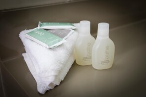 Đồ dùng nhà tắm miễn phí, máy sấy tóc, khăn tắm