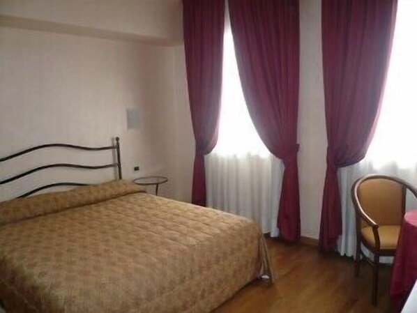 Schreibtisch, kostenlose Babybetten, Zustellbetten, kostenloses WLAN