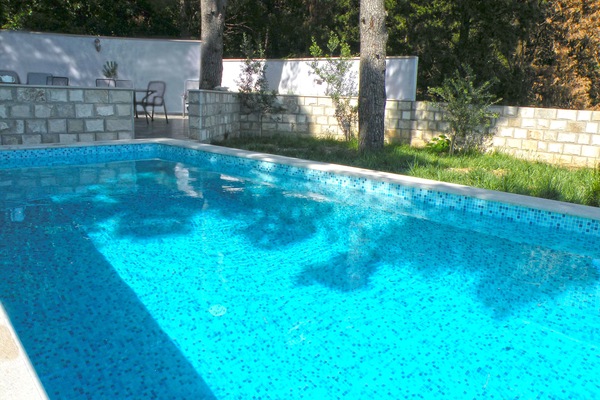 Outdoor pool, free cabanas, pool umbrellas