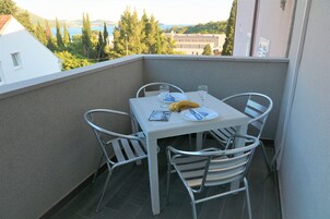 Apartamento família, sacada, vista para o mar | Sacada