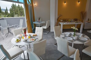 Petit déjeuner buffet compris tous les jours