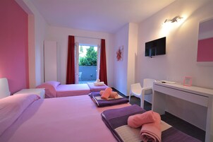 Quarto triplo clássico, várias camas, sacada, vista para o jardim | 1 quarto, roupas de cama premium, cofres nos quartos