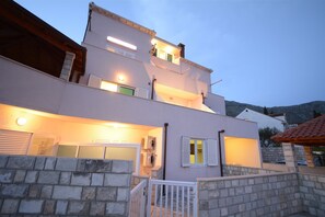 숙박 시설 정면 - 저녁/밤