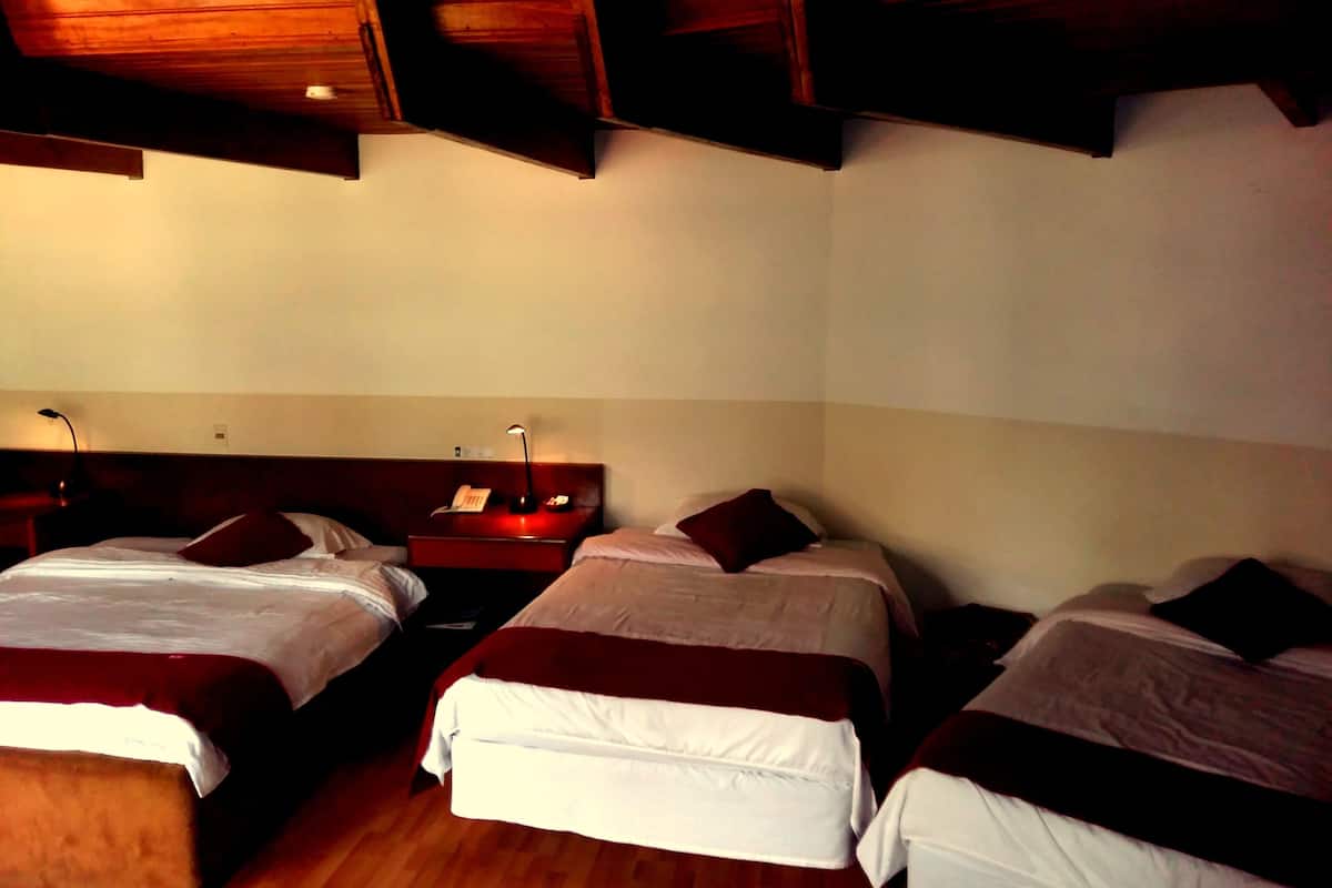 Kamar Triple | Brankas, meja kerja, dan tempat tidur bayi gratis