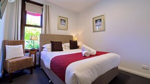 Cortinas blackout, tabla de planchar con plancha y wifi gratis 