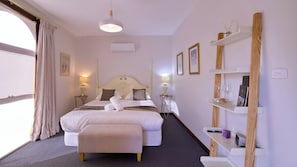 Deluxe Double Room (Provence) | Blackout drapes, iron/ironing board, free WiFi, bed sheets - Tranquilles Bed and Breakfast (Port Sorell)