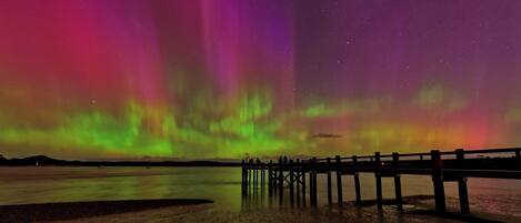 Perto da praia, areia branca, toalhas de praia