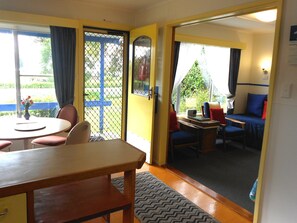 Signature-Ferienhaus, 1 Schlafzimmer, Gartenblick | Essbereich im Zimmer