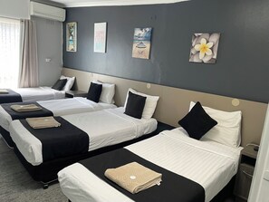 Standard-sviitti, 2 makuuhuonetta, tupakointi kielletty (2 Room Unit) | Työpöytä, silitysrauta/-lauta, vuodevaatteet, pääsy pyörätuolilla