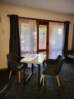 Escritorio, tabla de planchar con plancha y ropa de cama 