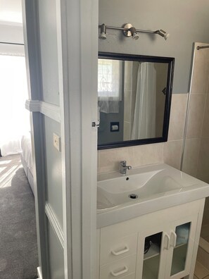 Desk, iron/ironing board, bed sheets, wheelchair access - Parkway Motel (Queanbeyan)