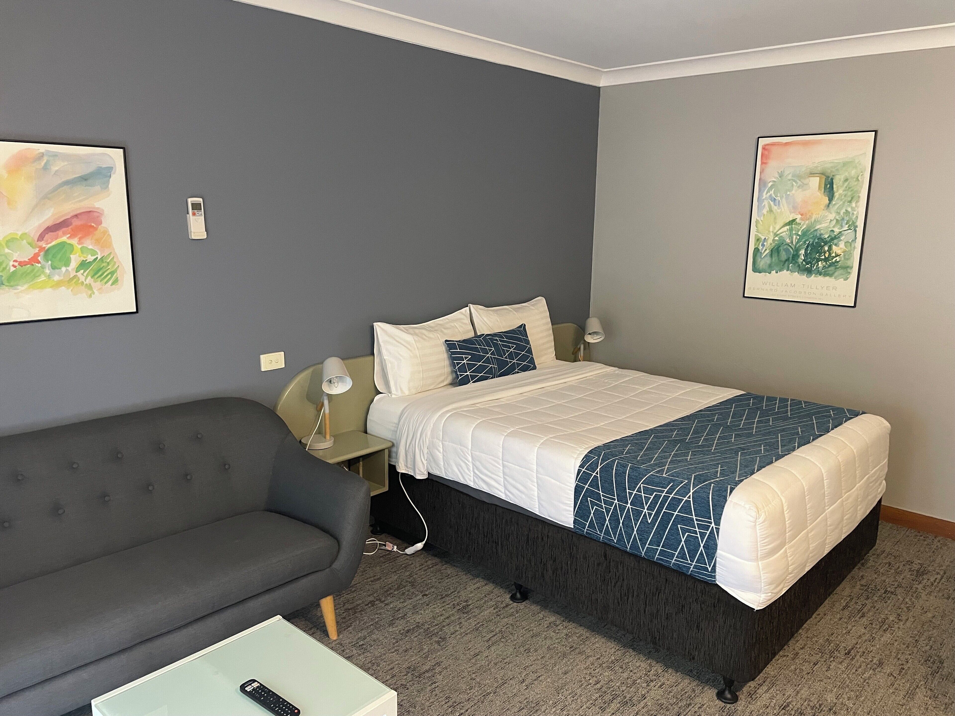 Bureau, fer et planche à repasser, draps fournis