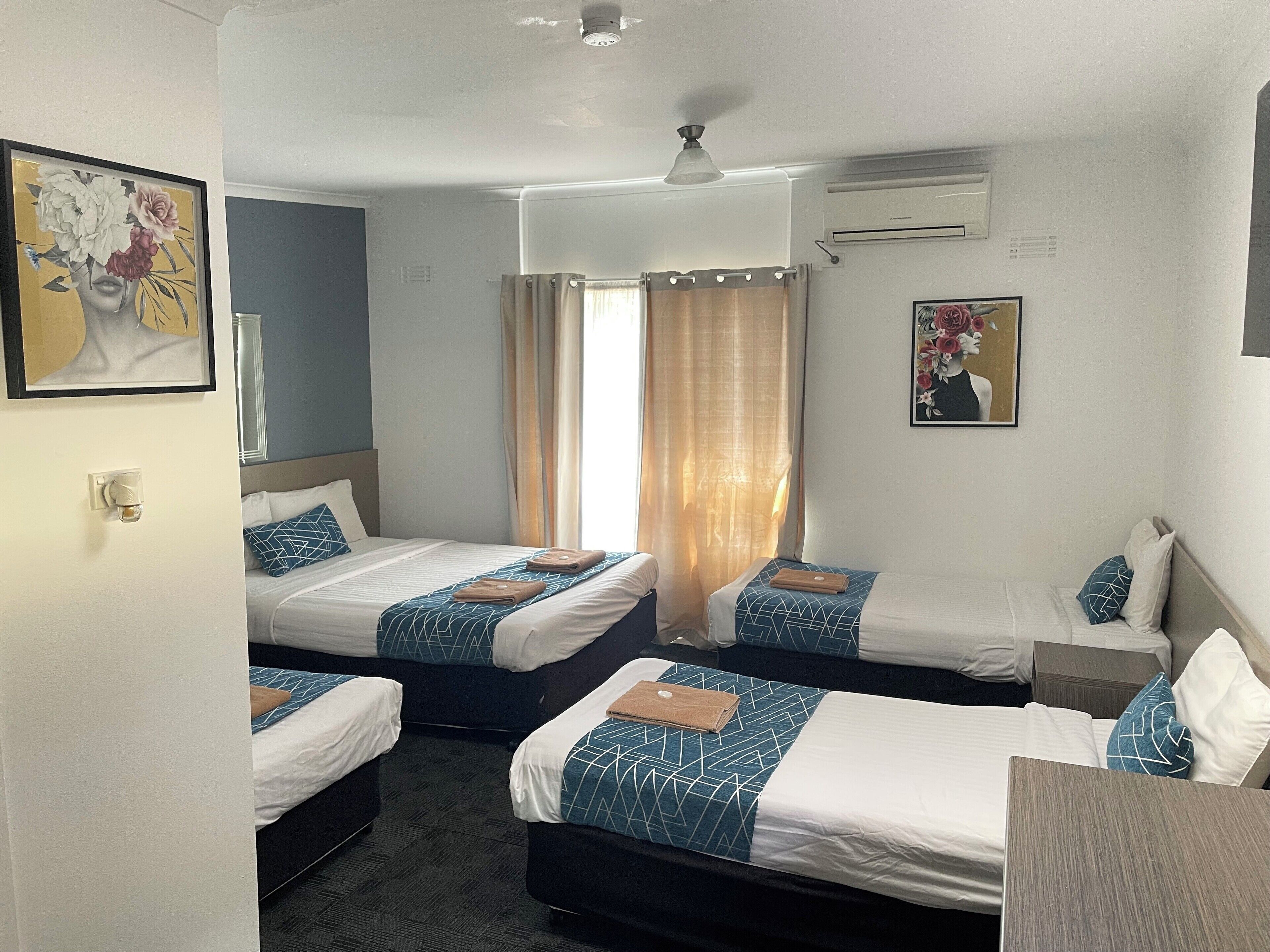 Chambre Familiale | Bureau, fer et planche à repasser, draps fournis