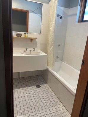 Deluxe-huone | Kylpyhuone | Ilmaiset hygieniatuotteet, pyyhkeet