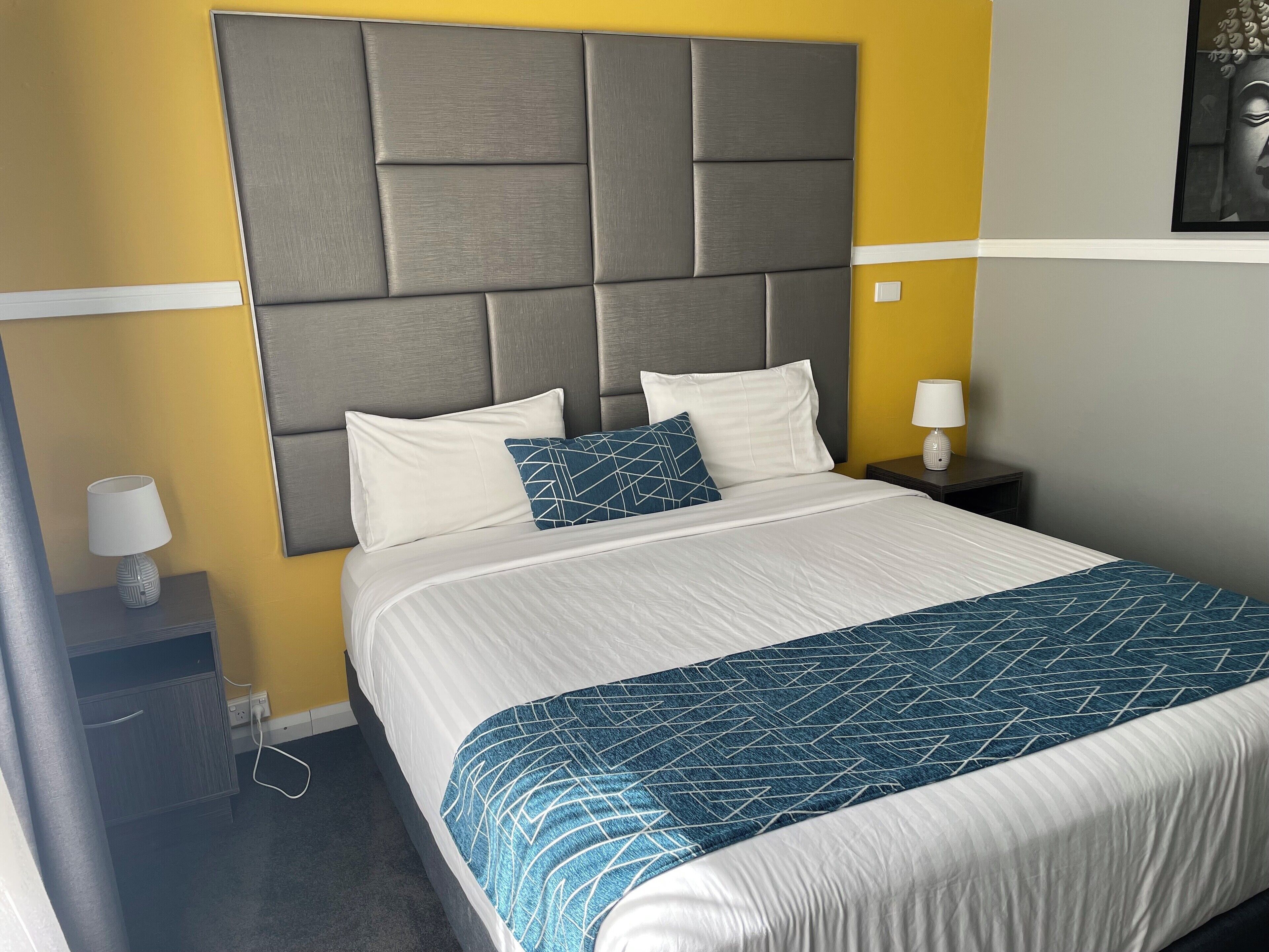 Bureau, fer et planche à repasser, draps fournis