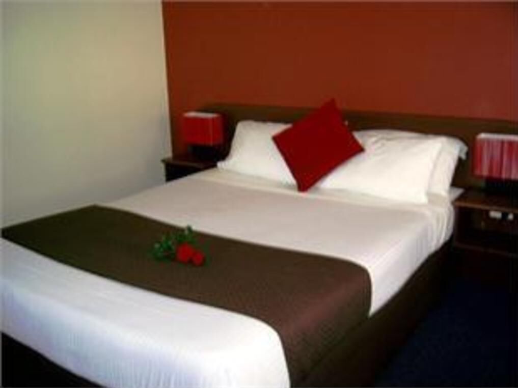 Desk, iron/ironing board, bed sheets, wheelchair access