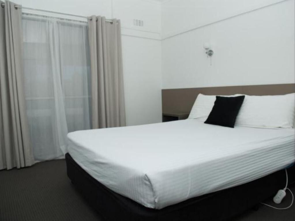 Desk, iron/ironing board, bed sheets, wheelchair access