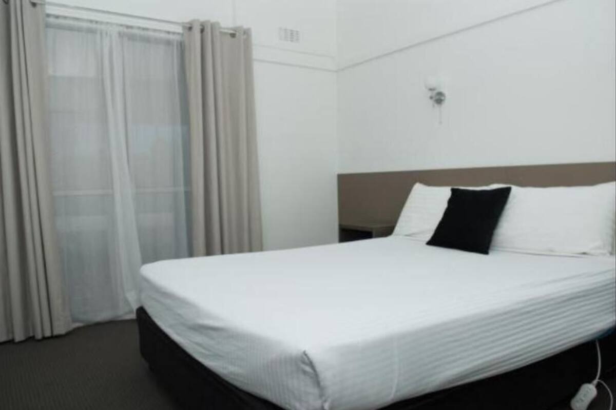 Desk, iron/ironing board, bed sheets, wheelchair access