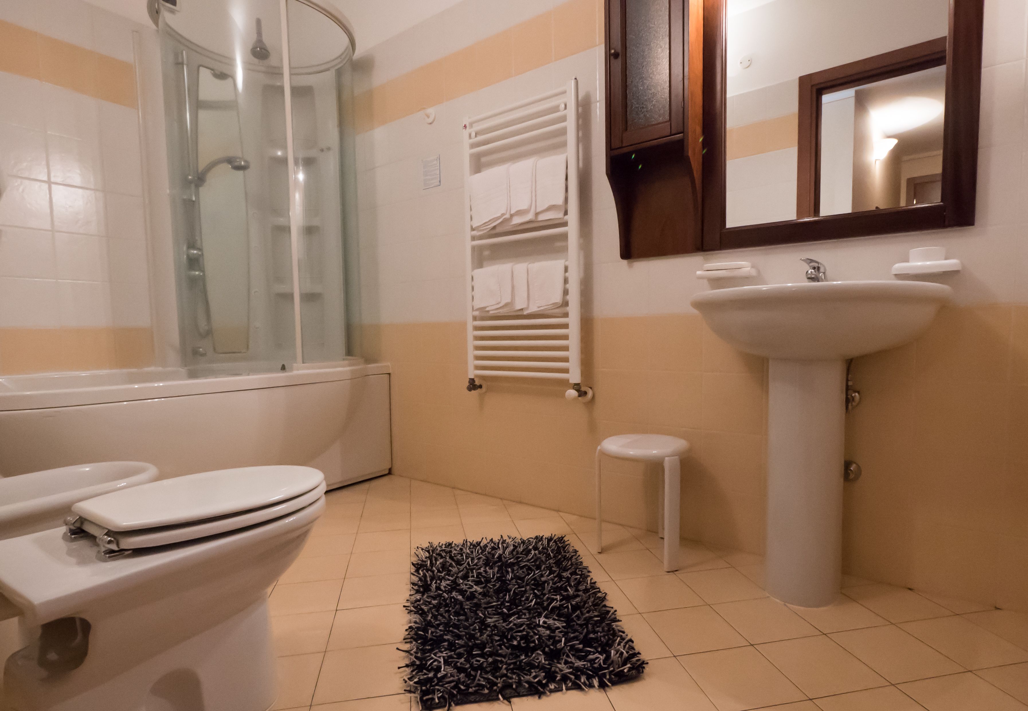 triple room | bathroom | shower, free toiletries, towels