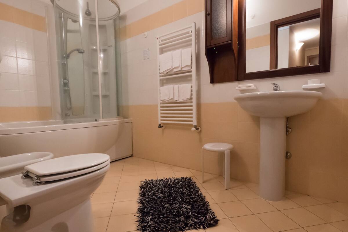triple room | bathroom | shower, free toiletries, towels