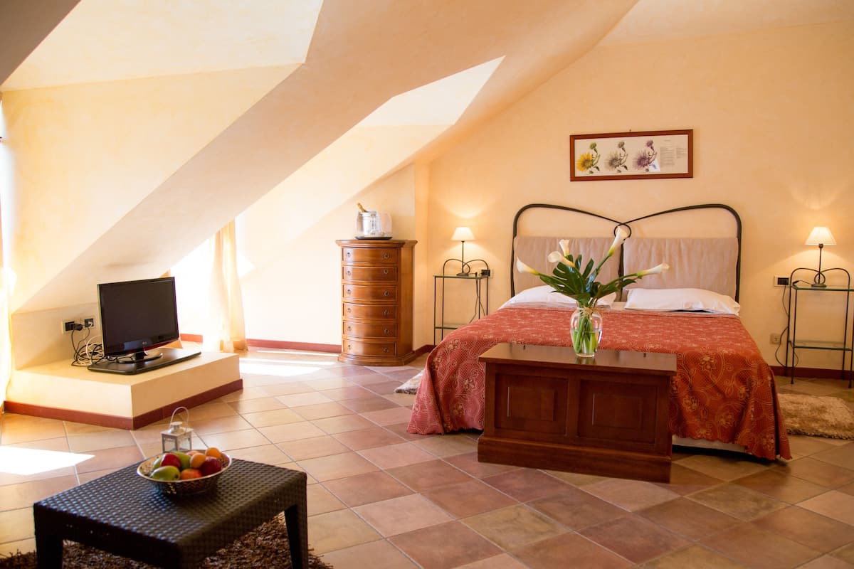 double room, balcony, lake view | in-room safe, desk, free wifi, bed sheets