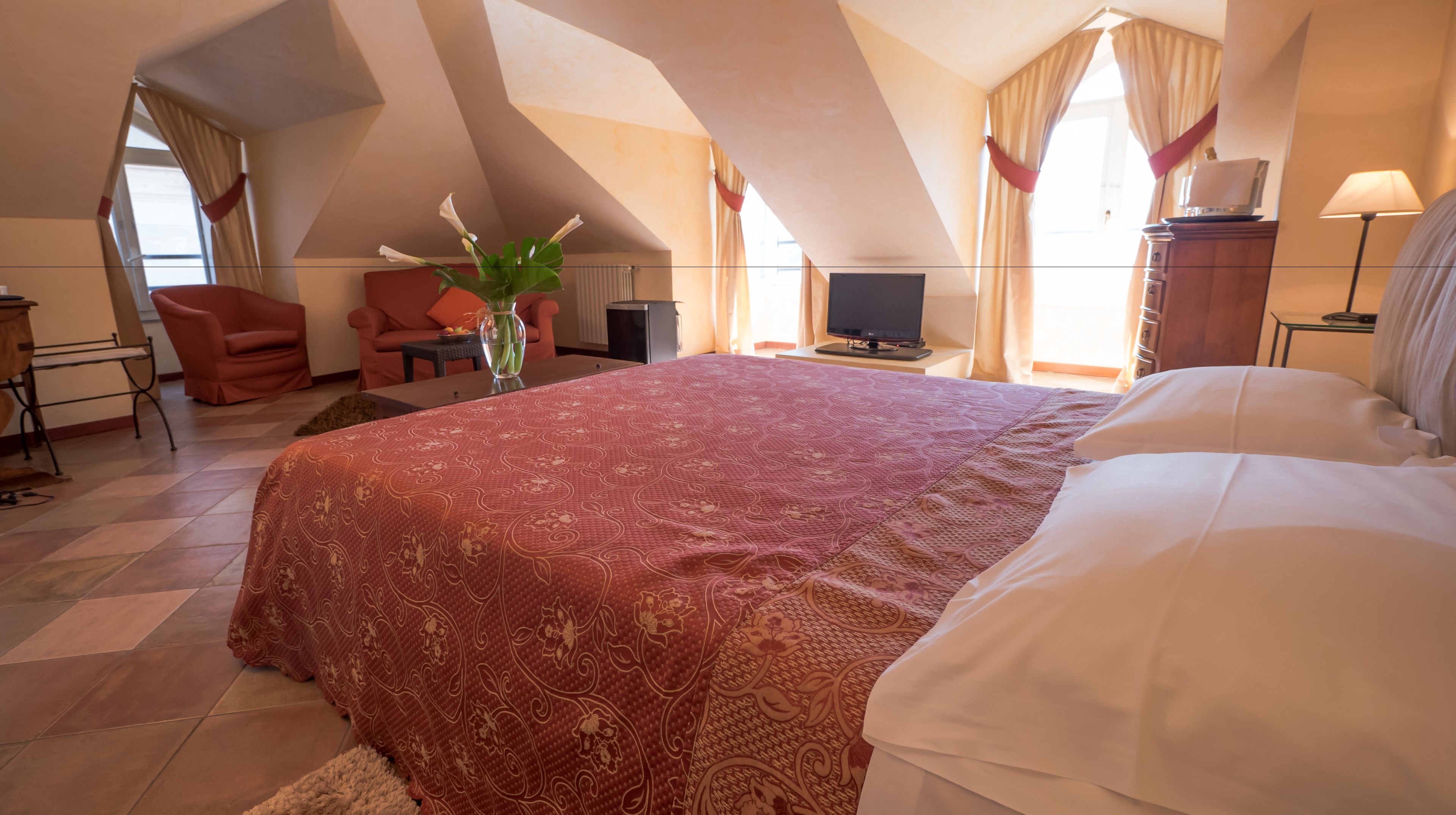 double room, balcony, lake view | in-room safe, desk, free wifi, bed sheets