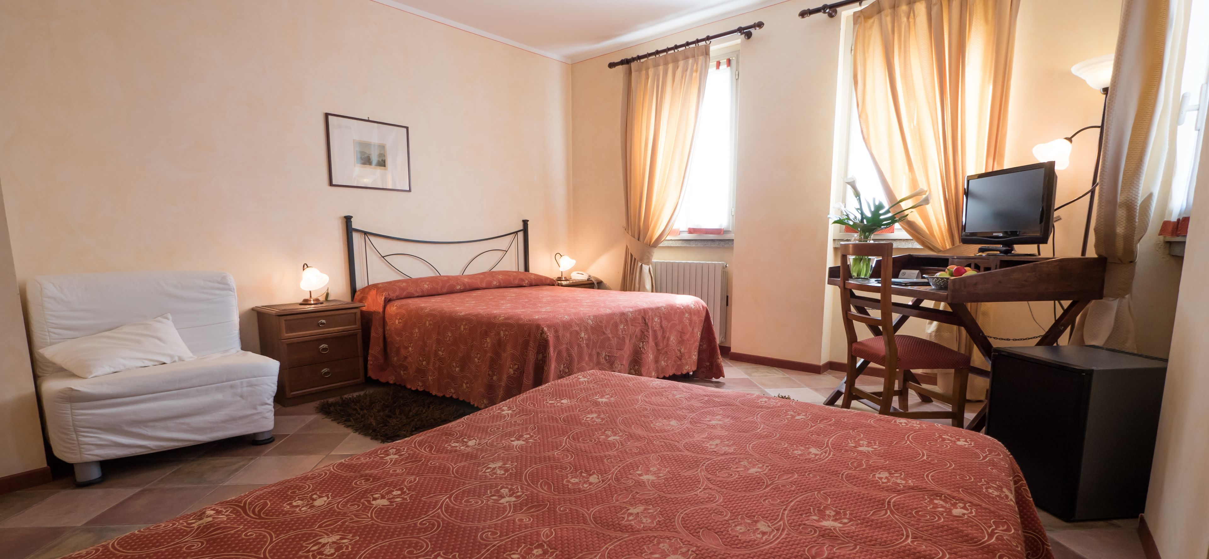 triple room | in-room safe, desk, free wifi, bed sheets