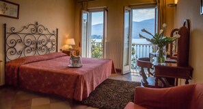 Double Room, Balcony, Lake View | In-room safe, desk, free WiFi, bed sheets - Hotel Aquadolce (Verbania)