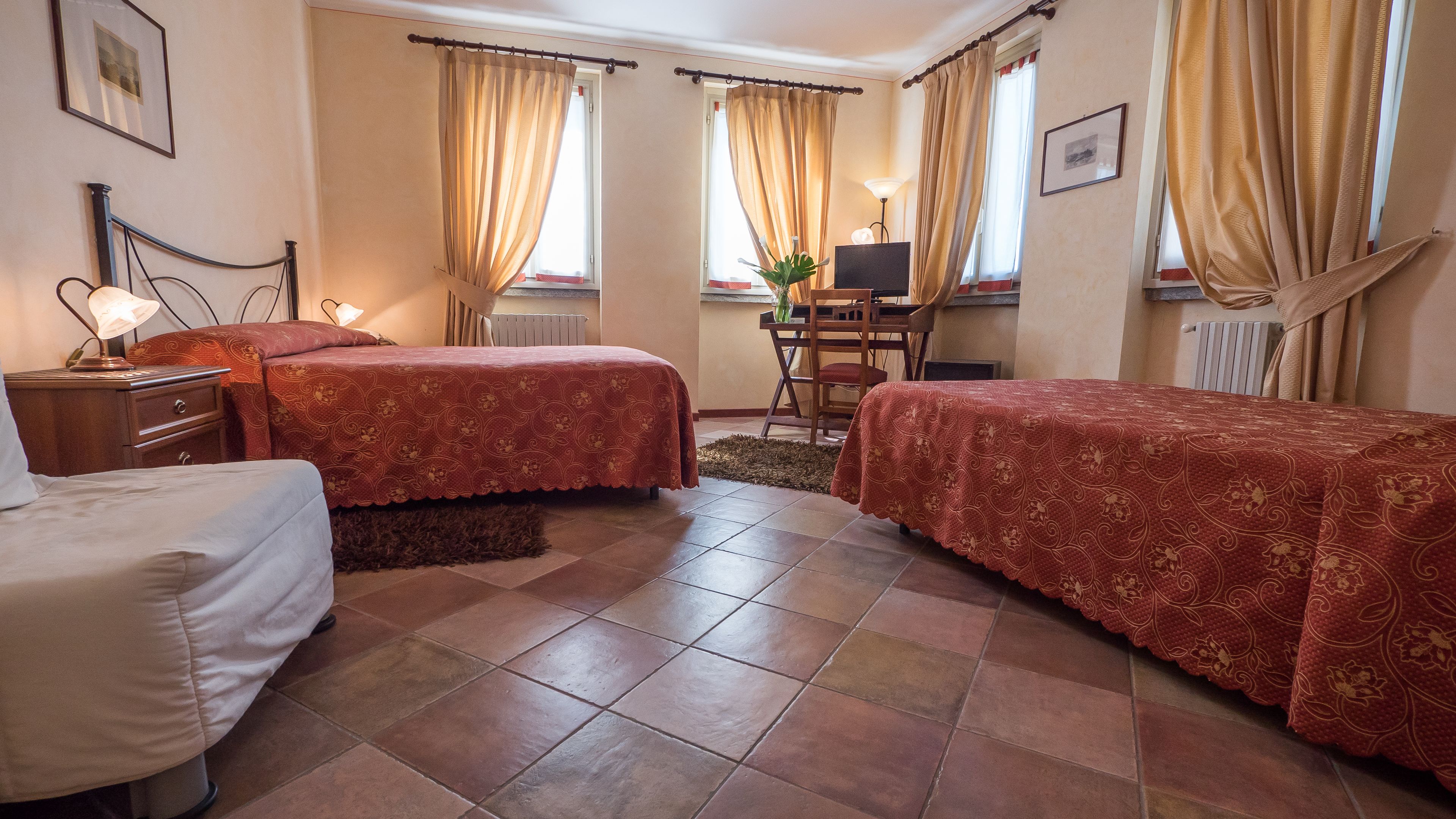 triple room | in-room safe, desk, free wifi, bed sheets