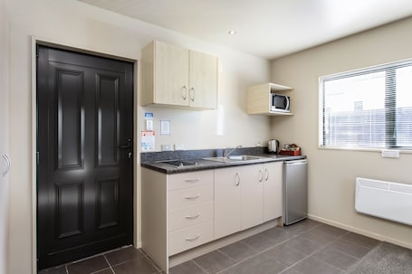 Refrigerador, microondas, placa de cocina, cafetera/tetera