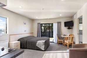 Standard Studio, 1 Queen Bed | In-room safe, iron/ironing board, free WiFi, bed sheets - Kaikoura Gateway Motor Lodge (Kaikoura)